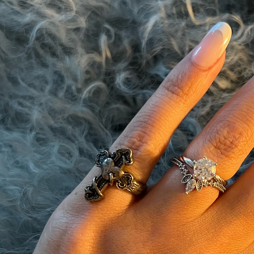 🌹 Regal Rose Cross Ring ❤️‍🔥